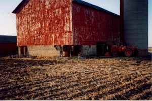 Barn, tractor, and field of Gerhard Taves